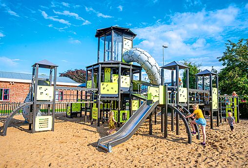 Gran parque infantil moderno con toboganes en el camping CAPFUN IJsselstrand en Doesburg.