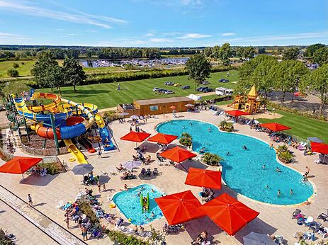 Toboganes acuáticos coloridos y piscinas exteriores en el camping CAPFUN IJsselstrand en Doesburg.