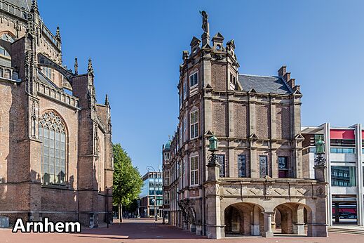 Edificios históricos y arquitectura antigua en la ciudad de Arnhem, Países Bajos.