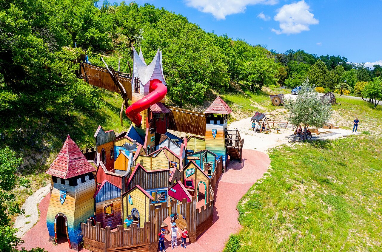 Parque infantil gigante con tobog�n en el camping CAPFUN Imbours en LARNAS (07).