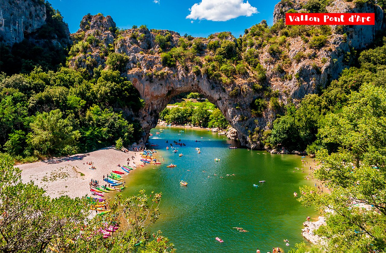 Puente natural de Arc, kayaks y ba�o en el r�o Ard�che, cerca de Vallon-Pont-d'Arc.