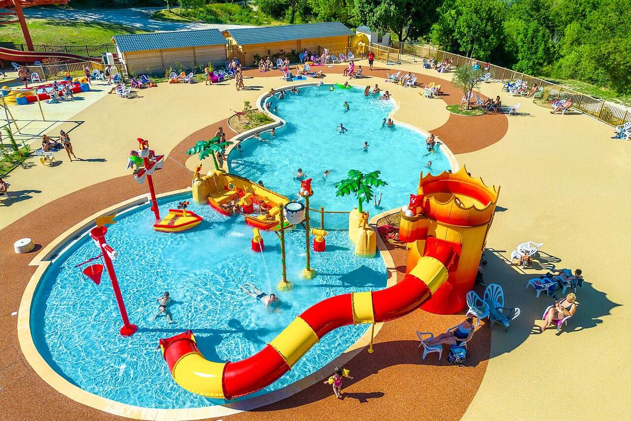 Parque acu�tico, tobog�n gigante, juegos de agua, piscinas en camping CAPFUN Imbours (07).