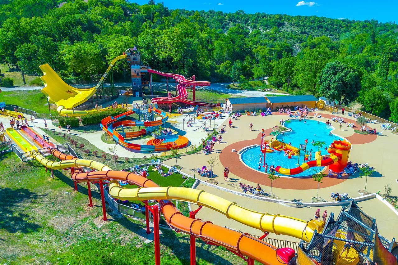 Toboganes acu�ticos, piscina y juegos de agua en el camping CAPFUN Imbours en LARNAS (07).