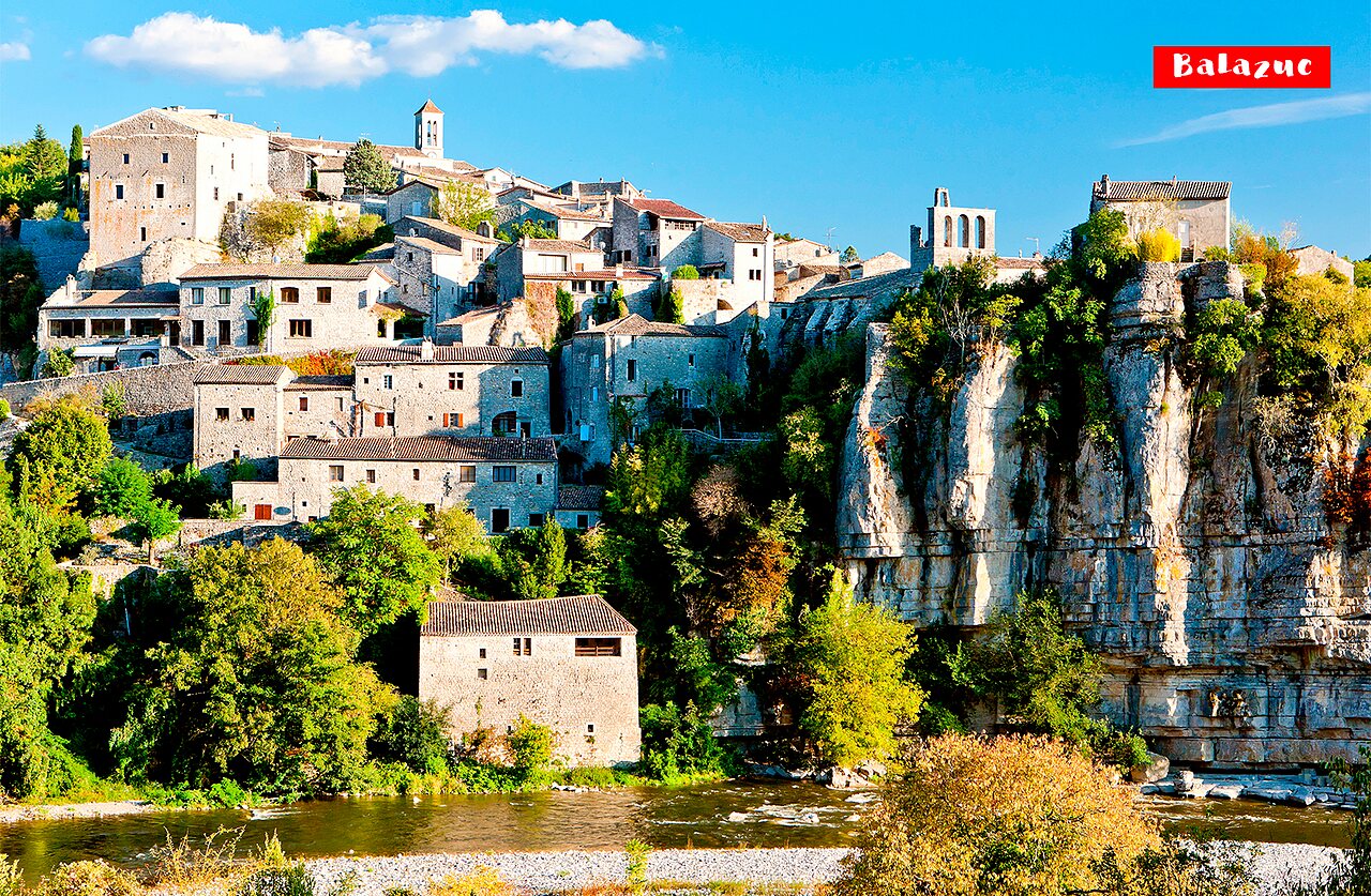 Pueblo medieval de Balazuc en un acantilado, para visitar cerca del camping.
