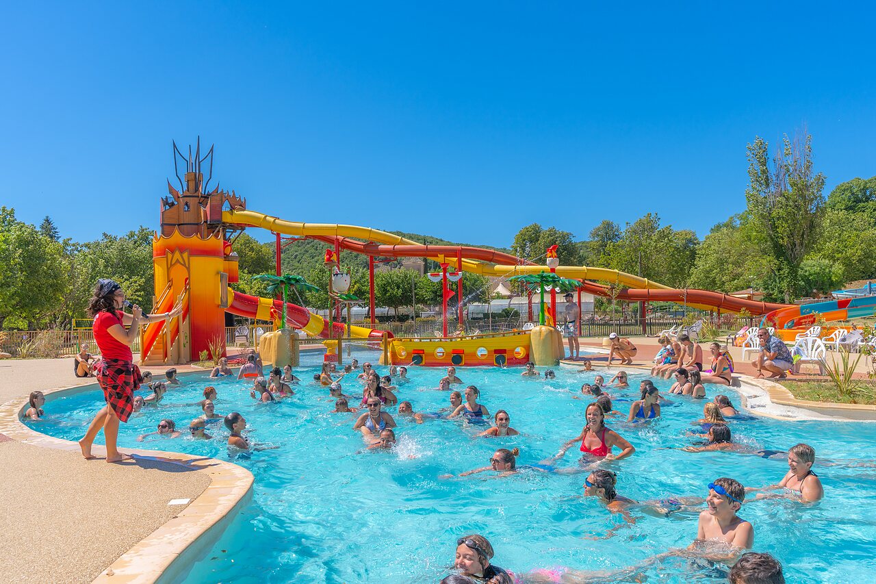 Piscina animada con toboganes y juegos acu�ticos en el camping CAPFUN Imbours en LARNAS (07).