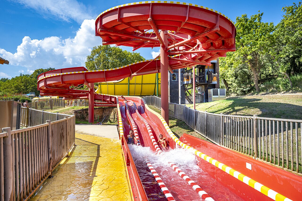 Tobog�n acu�tico gigante rojo con ni�os en camping CAPFUN Imbours LARNAS (07).