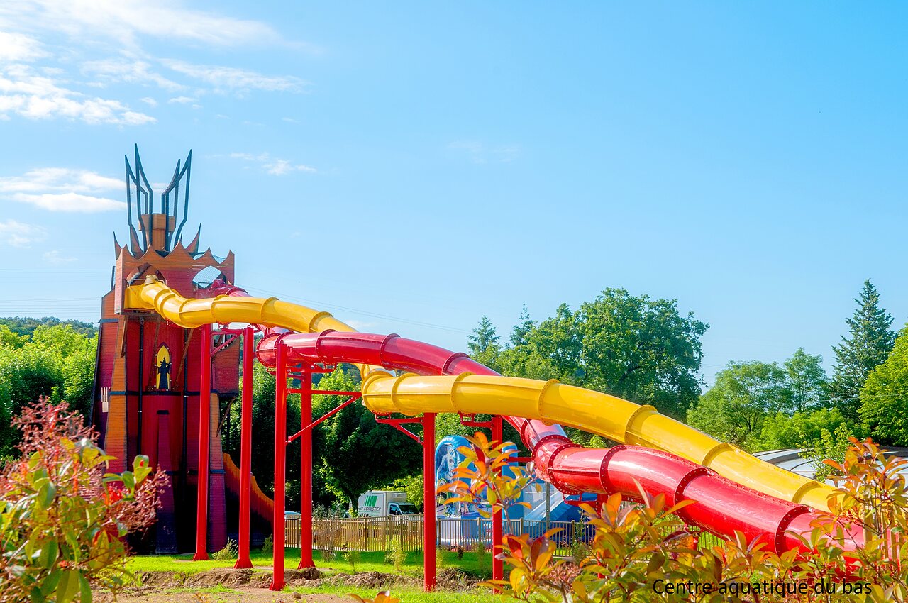 Toboganes acu�ticos gigantes y estructura tem�tica en el camping CAPFUN Imbours en LARNAS (07).