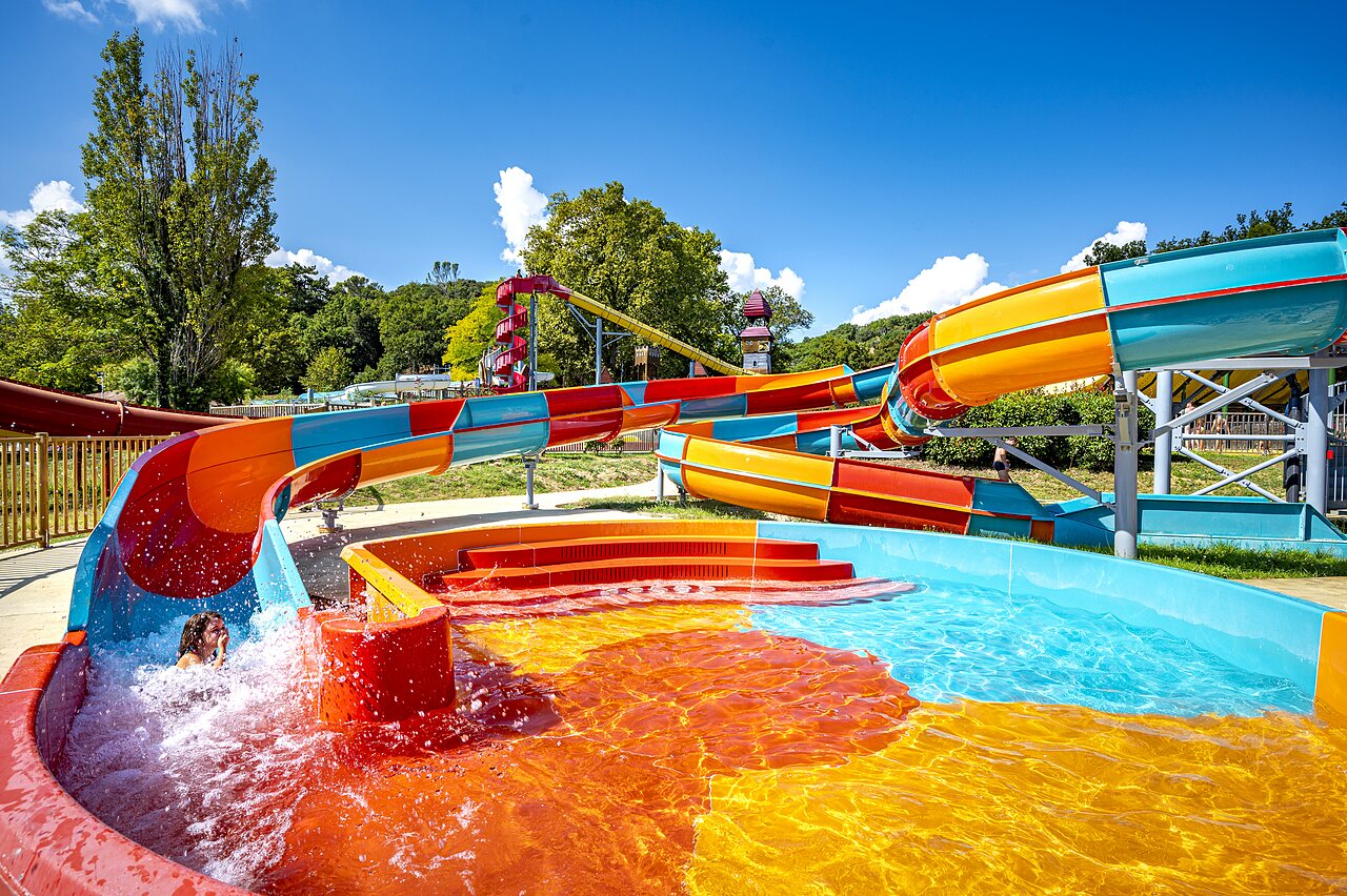 Toboganes acu�ticos coloridos y piscina en camping CAPFUN Imbours en LARNAS (07).