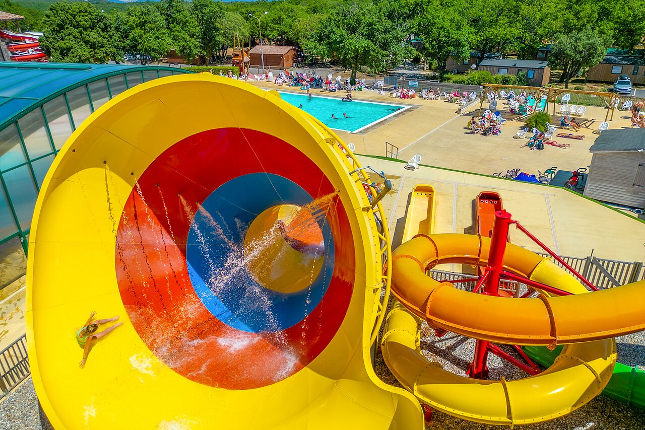 Tobog�n acu�tico gigante y piscina exterior en el camping CAPFUN Imbours en LARNAS (07).