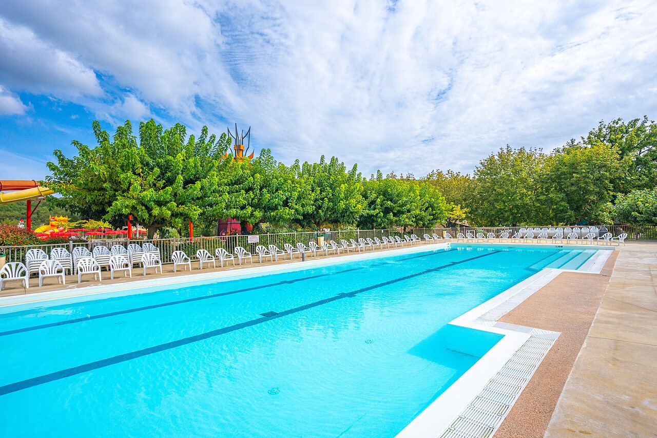 Gran piscina exterior con carriles de nataci�n y toboganes en el camping CAPFUN Imbours en LARNAS (07).