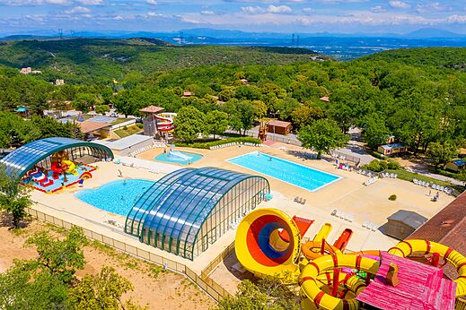 Piscinas cubiertas y exteriores, toboganes acuáticos en el camping CAPFUN Imbours en LARNAS (07).