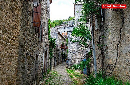 Calle empedrada pintoresca del pueblo medieval de Saint Montan en Ardèche.