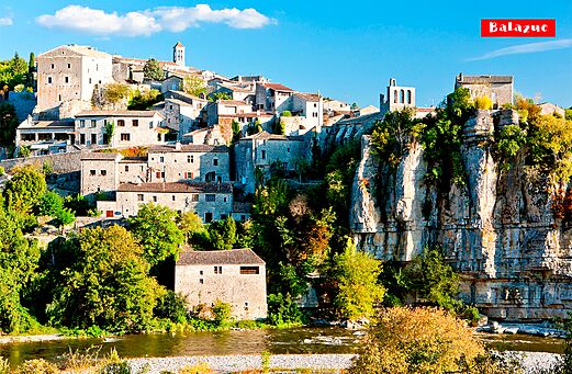 Pueblo medieval de Balazuc en Ardèche, encaramado en un acantilado junto al río.