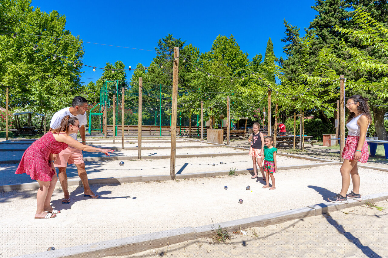 Familia jugando a la petanca en el camping CAPFUN Jantou, LE THOR (84).