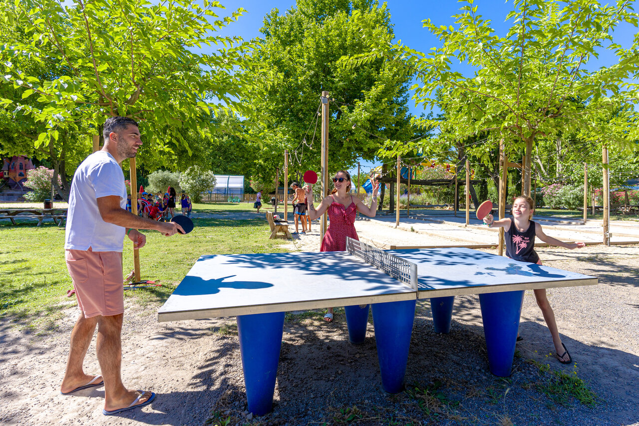 Mesa de ping-pong exterior en el camping CAPFUN Jantou en LE THOR (84).