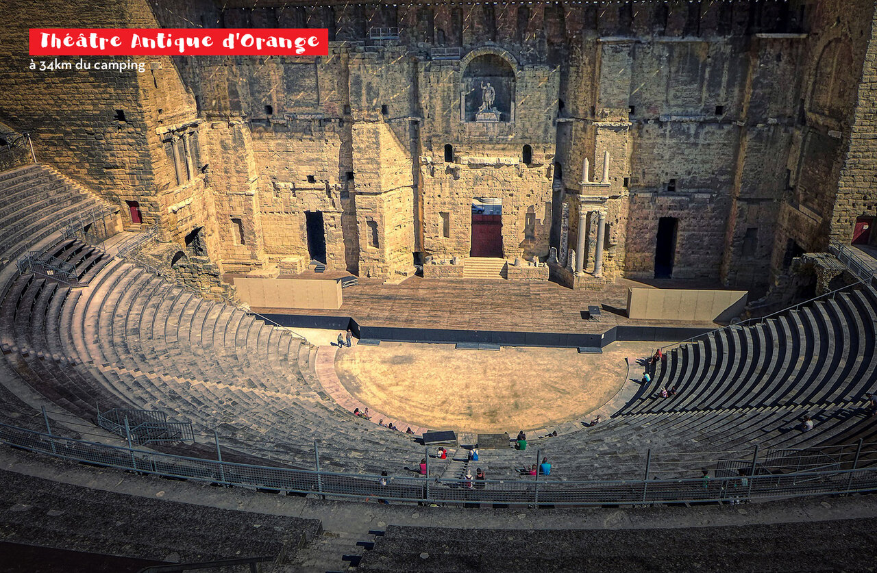 Teatro Antiguo de Orange, monumento romano hist�rico con gradas y escenario, cerca de Orange.