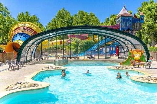 Piscina cubierta y toboganes acuáticos infantiles en el camping CAPFUN Jantou en LE THOR (84).
