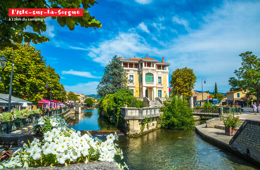Canal pintoresco y arquitectura histórica en L'Isle-sur-la-Sorgue, Provenza-Alpes-Costa Azul.