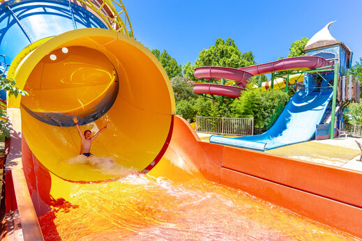 Ni�o disfrutando tobog�n acu�tico gigante en el camping CAPFUN Jantou en LE THOR (84).