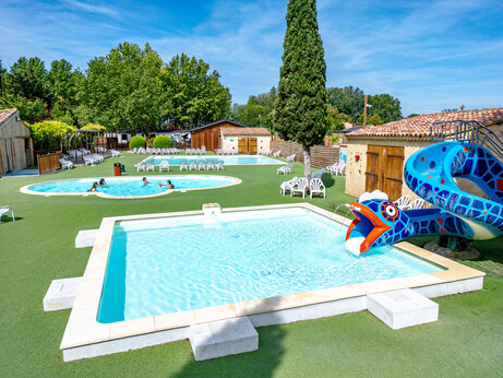 Piscinas exteriores, tobogán acuático serpiente en el camping CAPFUN Jantou en LE THOR (84).