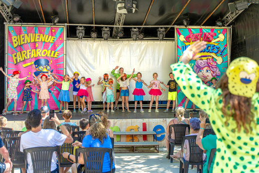 Espect�culo de animaci�n infantil en el escenario del camping CAPFUN Jantou en LE THOR (84).