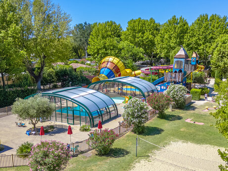 Piscina cubierta, toboganes gigantes y juegos acuáticos en el camping CAPFUN Jantou en LE THOR (84).