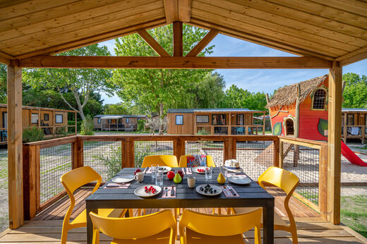 Casa m�vil, juegos infantiles en el camping CAPFUN Jantou en LE THOR (84).