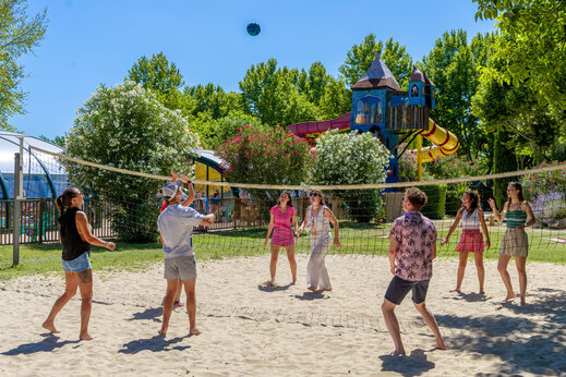 Voleibol de playa, juegos acu�ticos en camping CAPFUN Jantou en LE THOR (84).