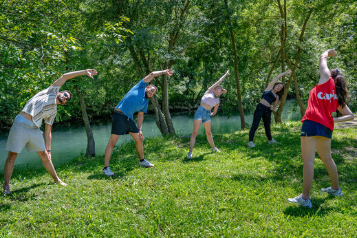 Animaci�n estiramientos al aire libre cerca r�o en camping CAPFUN Jantou en LE THOR (84).