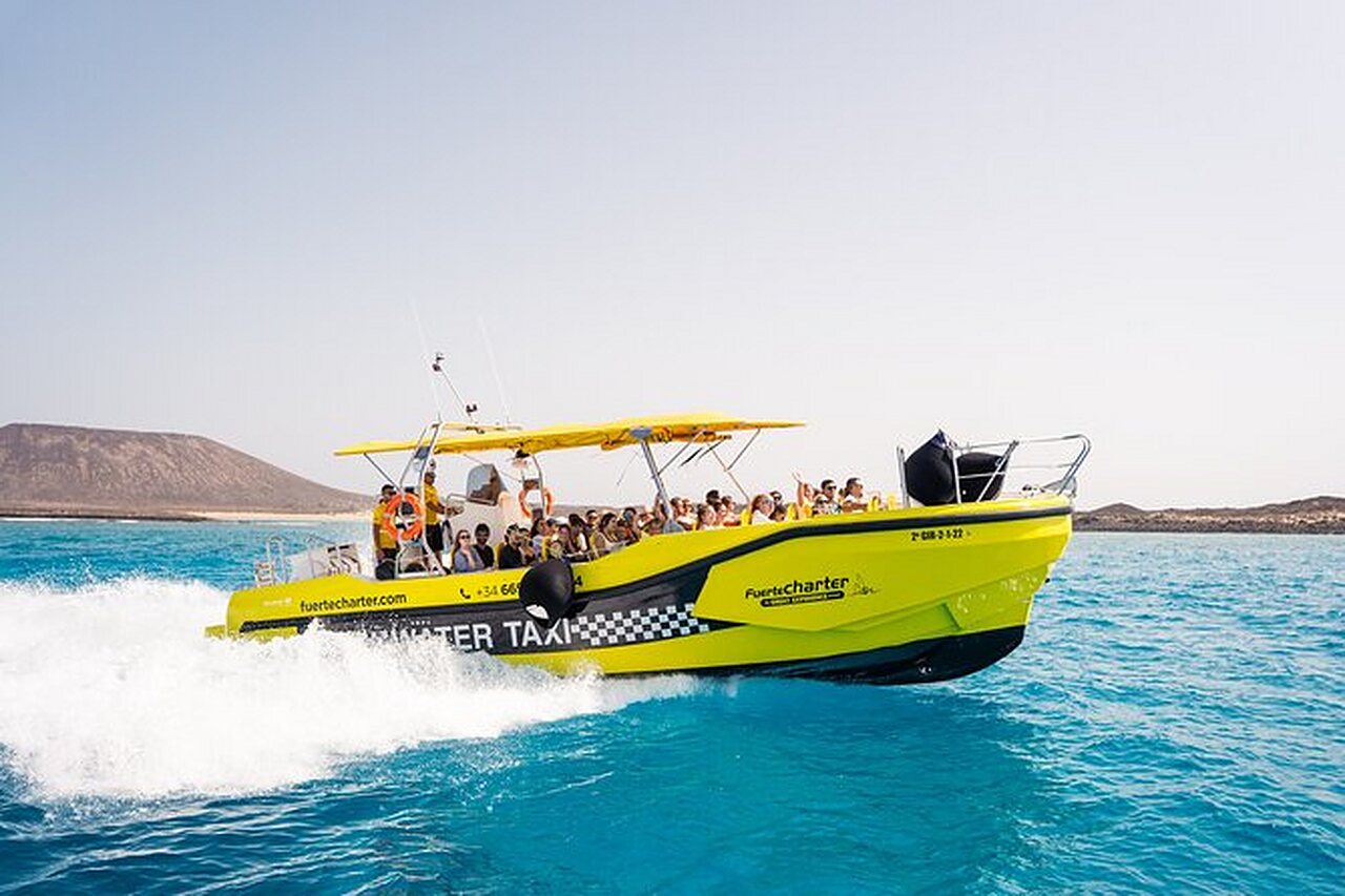 Barco taxi amarillo con turistas navegando por el oc�ano cerca de Fuerteventura.