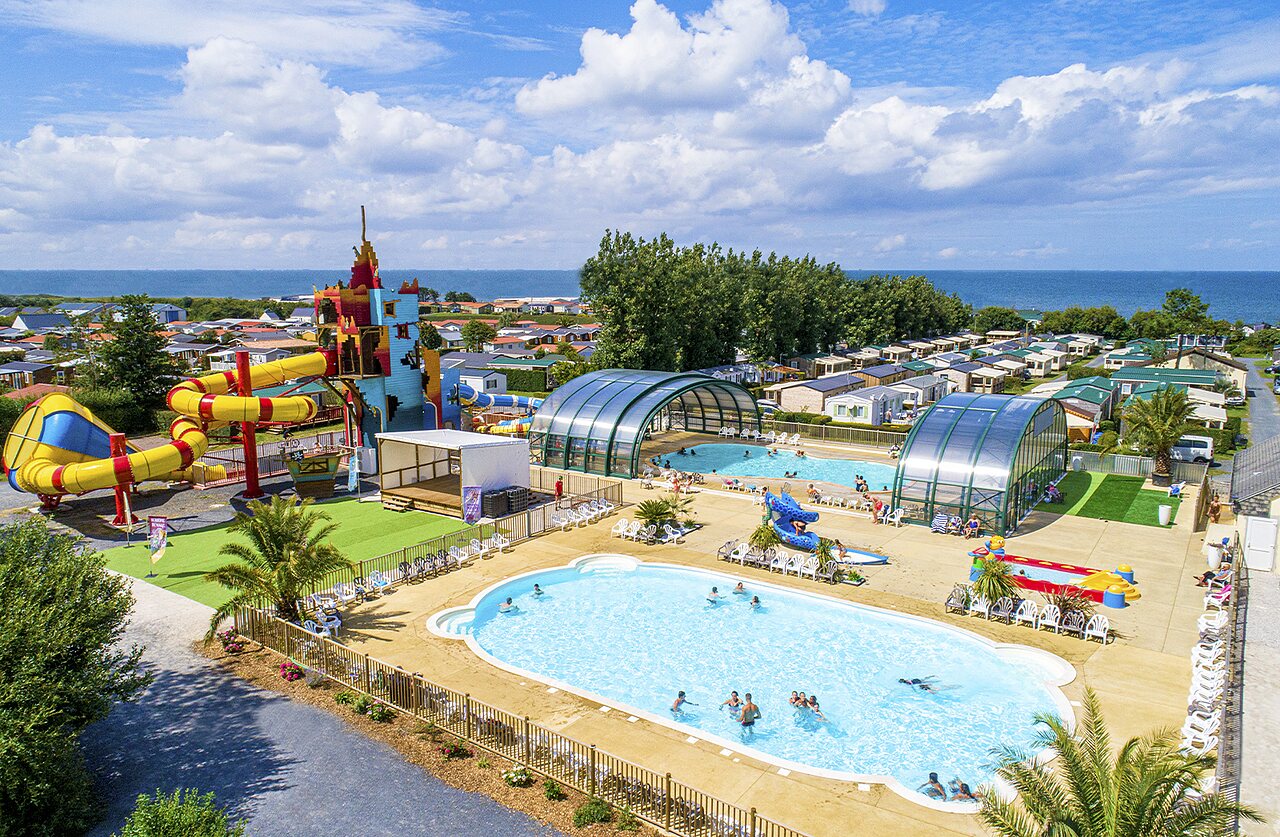 Toboganes gigantes, piscinas exteriores y cubiertas en CAPFUN Joncal, Grandcamp-Maisy.