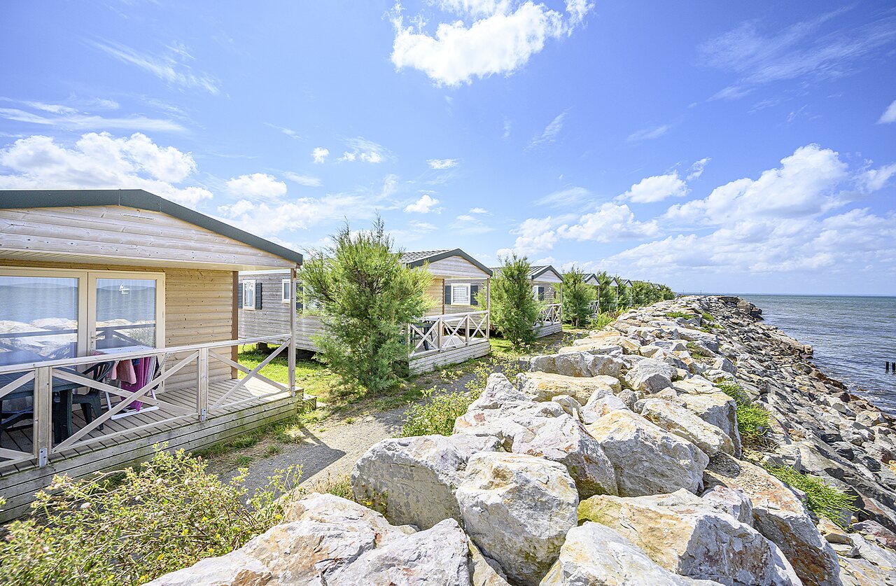 Casas m�viles de madera, vista al mar, en CAPFUN Joncal en Grandcamp - Maisy.