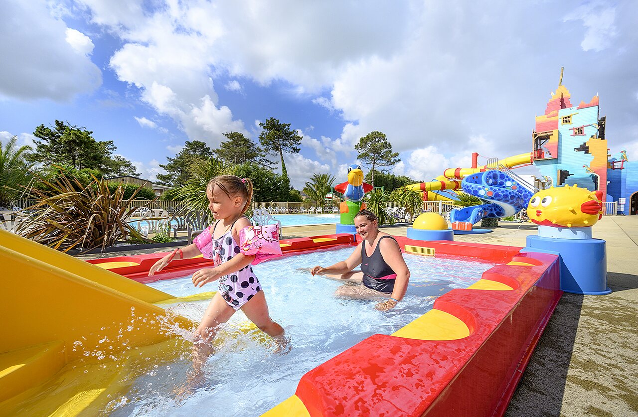 Piscina infantil con tobog�n y juegos acu�ticos en camping CAPFUN Joncal Grandcamp - Maisy.