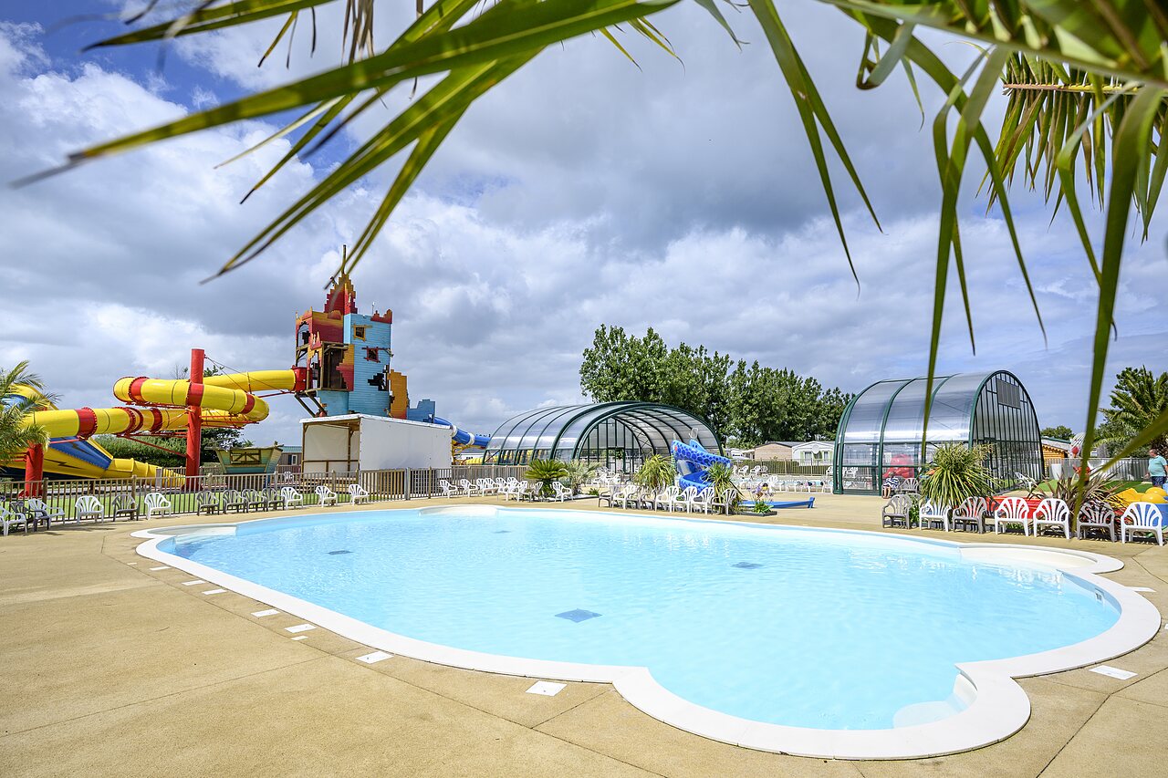 Piscina exterior, toboganes acu�ticos y juegos en el camping CAPFUN Joncal en Grandcamp - Maisy.