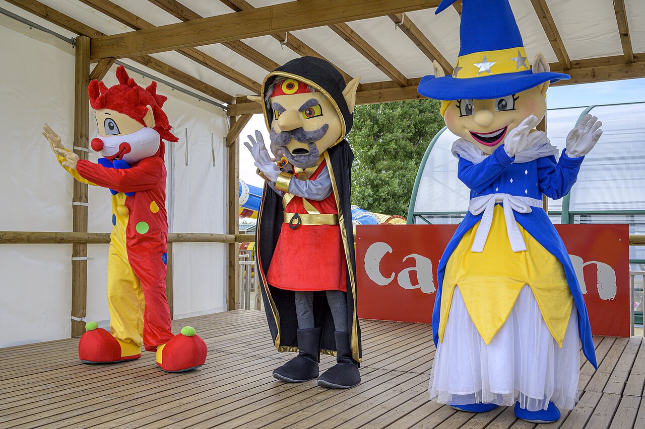 Mascotas coloridas en espect�culo en el escenario del camping CAPFUN Joncal en Grandcamp - Maisy.