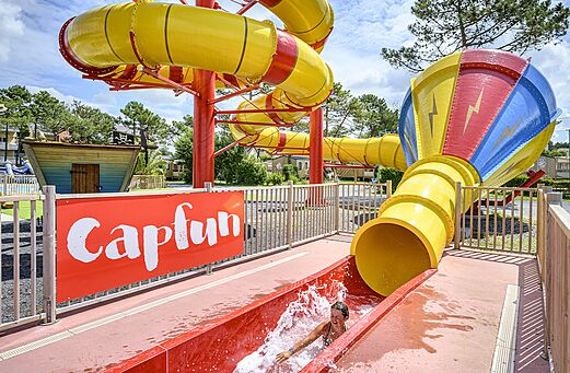 Tobogán acuático gigante y piscina en el camping CAPFUN Joncal en Grandcamp - Maisy.