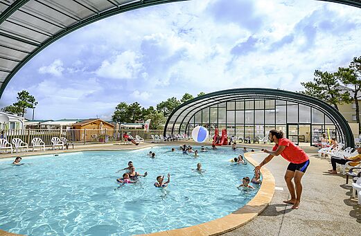 Piscina cubierta, tobogán y animación en el camping CAPFUN Joncal en Grandcamp - Maisy (14)