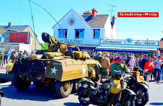 Desfile de vehículos militares históricos en Grandcamp-Maisy, ciudad para visitar en Normandía.