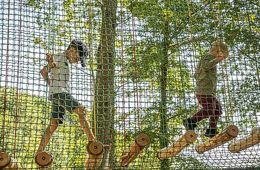 Recorrido aventura en altura para niños en camping CAPFUN Joncal Grandcamp-Maisy (14).
