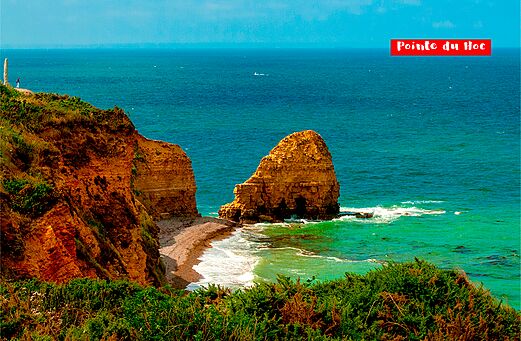 Pointe du Hoc, acantilados rocosos y mar turquesa en Normandía, cerca de Grandcamp-Maisy.