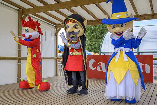 Personajes mascotas animando un espectáculo infantil en el camping CAPFUN Joncal en Grandcamp - Maisy (14).