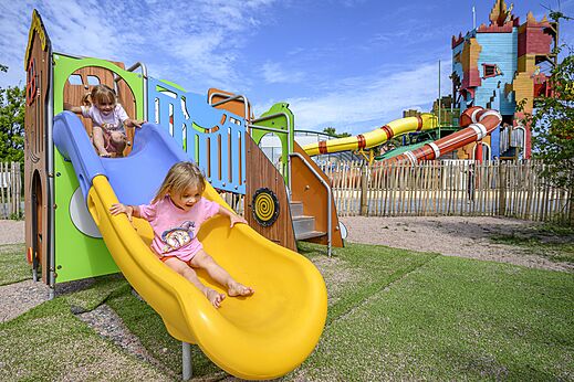 Niños en toboganes coloridos, área de juegos del camping CAPFUN Joncal.