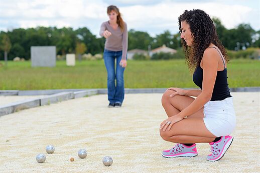 Cancha de petanca con jugadoras en el camping CAPFUN Joncal en Grandcamp - Maisy.