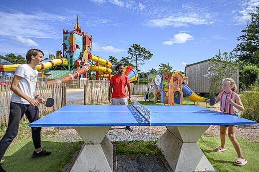 Ping-pong y toboganes gigantes en CAPFUN Joncal en Grandcamp - Maisy.