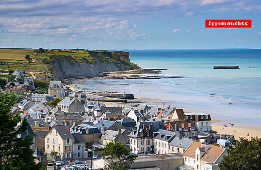 Pueblo costero de Arromanches-les-Bains, playa y acantilados en Normandía, lugar histórico para visitar.