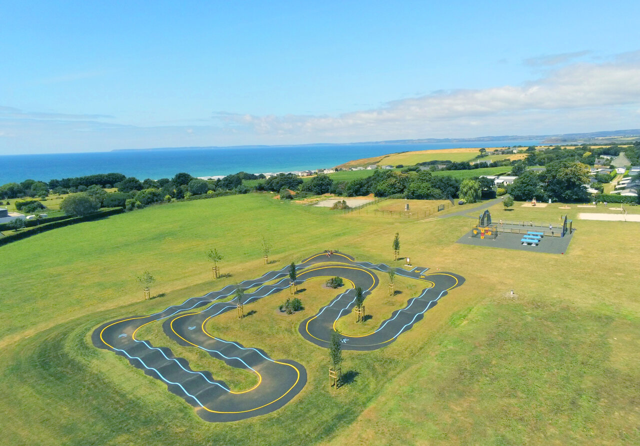 Pumptrack, �rea de juegos y vista al mar en camping CAPFUN Kervel PLONEVEZ PORZAY (29).