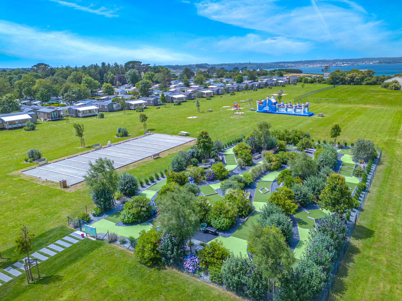 Minigolf, petanca y juegos hinchables en el camping CAPFUN Kervel en PLONEVEZ PORZAY (29).