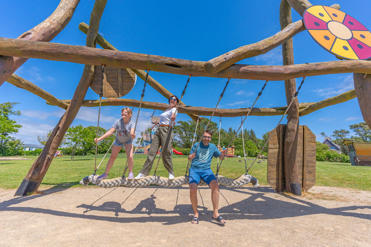 Familia divirti�ndose en el columpio gigante de madera en el camping CAPFUN Kervel en PLONEVEZ PORZAY (29).