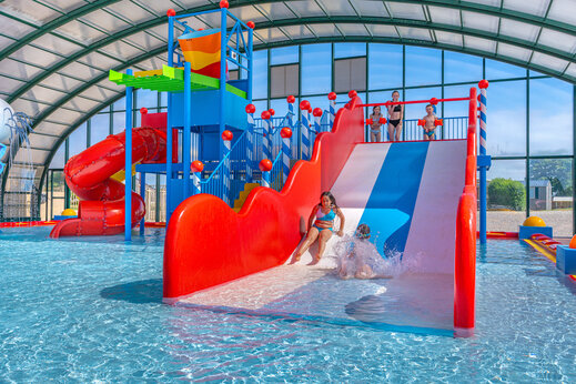 Piscina cubierta, toboganes en el camping CAPFUN Kervel en PLONEVEZ PORZAY.