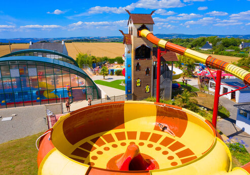 Tobog�n acu�tico gigante, piscina cubierta en camping CAPFUN Kervel en PLONEVEZ PORZAY (29).